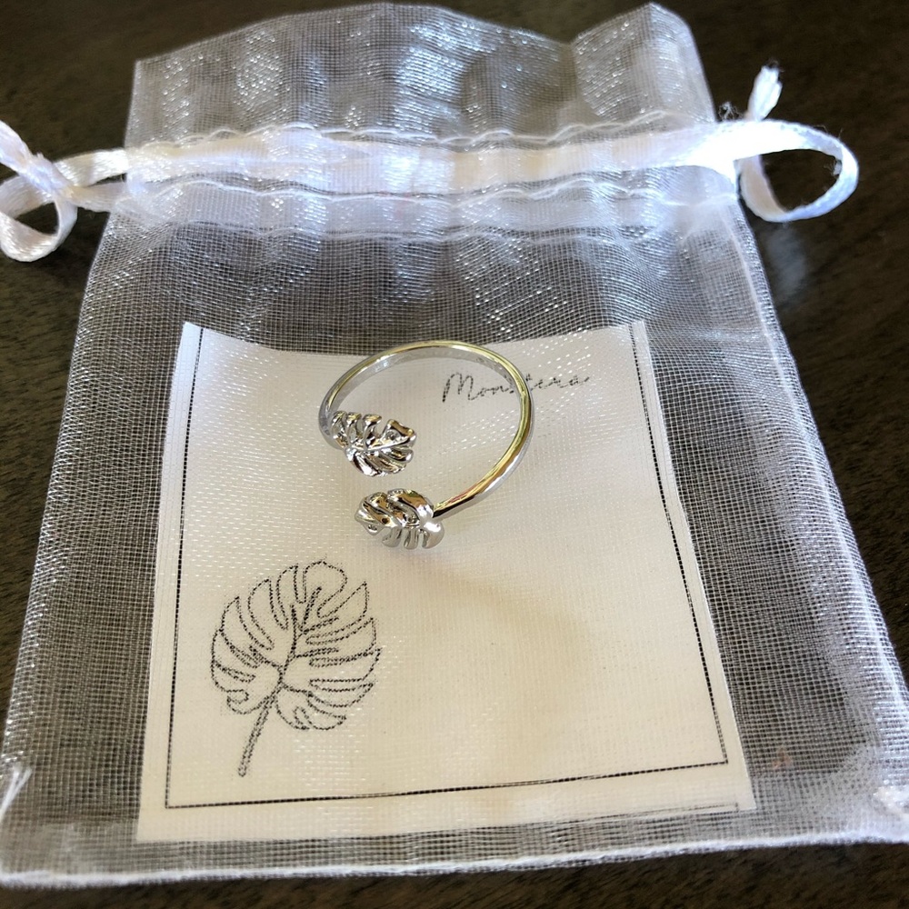 Monstera Leaf Ring